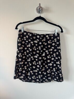 Hollister Black Mini Skirt with White & Yellow Daisy Print